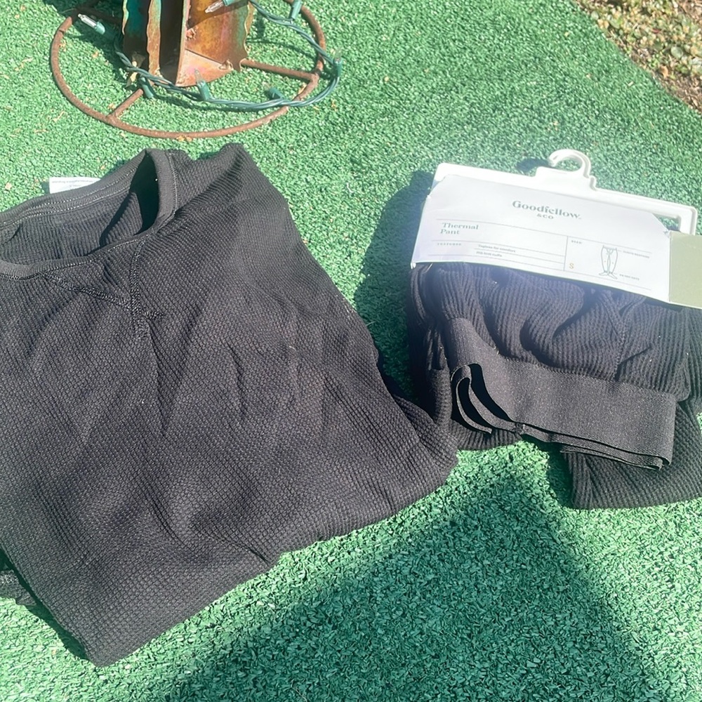 Winter thermal outfit size small, mens thermal and warm clothes.  Color black.
